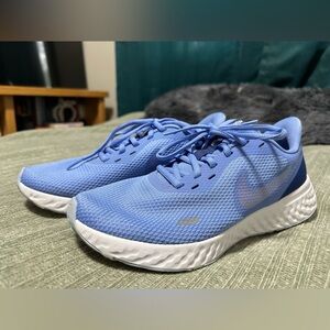 Nike revolution size 8